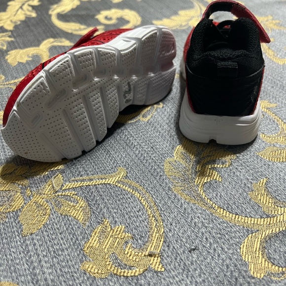 Child Fila shoes like new - Picture 2 of 5